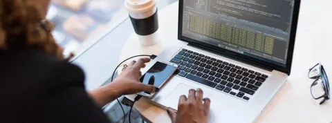 Mujer trabajando en ciberseguridad con el ordenador