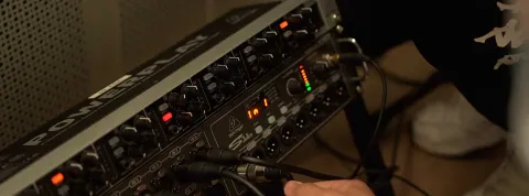 Técnico de sonido trabajando 