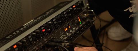 Técnico de sonido trabajando