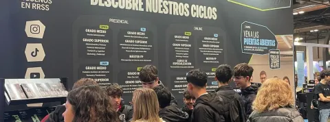 un grupo de chicos están en un stand de IFP