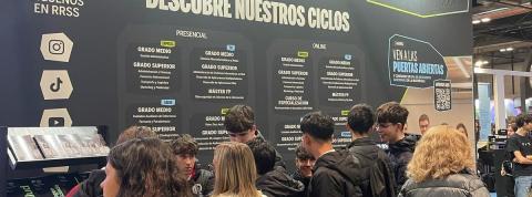 un grupo de chicos están en un stand de IFP