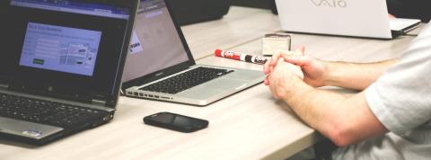 Trabajador de Big Data en la oficina