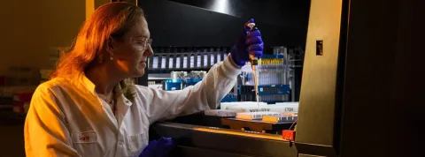 Investigadora trabajando en un laboratorio