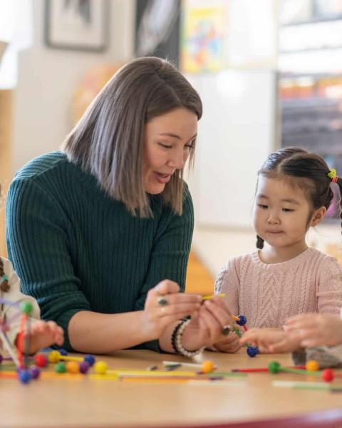 Maestra con alumnos de educación infantil