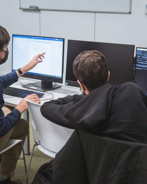 Alumnos en aula con ordenadores