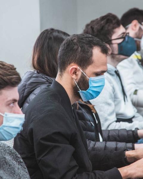 Alumnos trabajando con ordenadores en la clase de informática