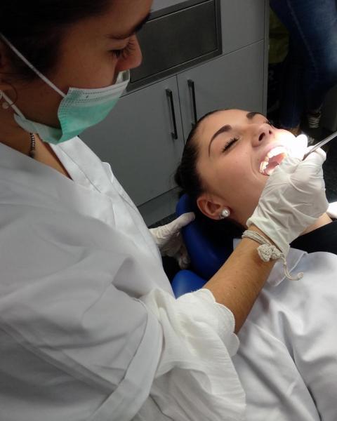 Estudiante higiene bucodental