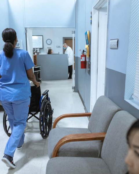 Celadora trabajando en un hospital