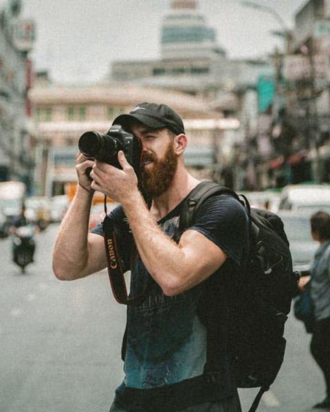 Fotoperiodista trabajando en un entorno urbano.