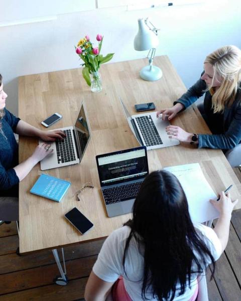 Equipo de Administración y Gestión y Office Manager en una reunión en una oficina.