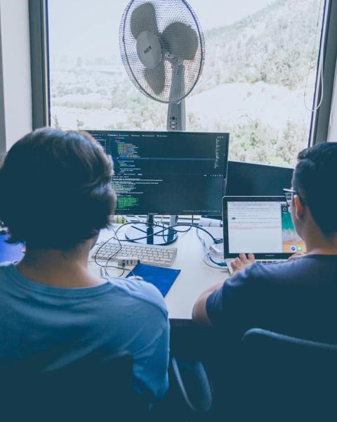 Programadores trabajando con ordenadores