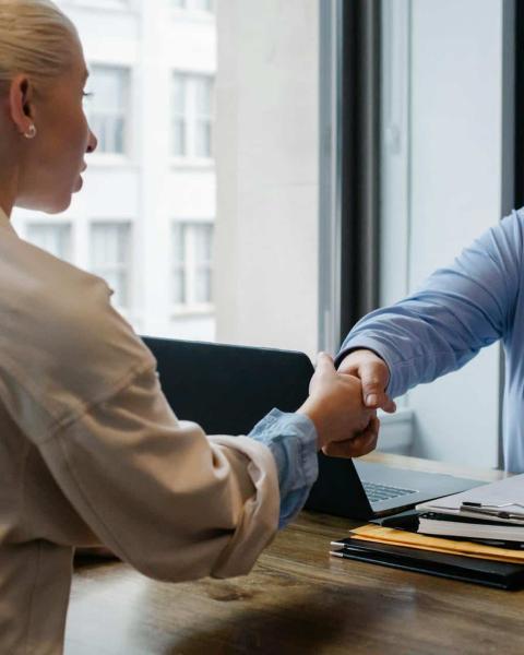 Cierre de una compra entre el comprador de una empresa y el proveedor.