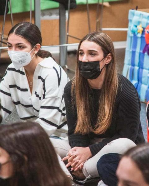 Alumnas en aula - educación infantil