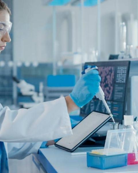 Mujer trabajando en un laboratorio cínico y biomédico