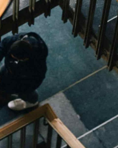 Estudiante va a la oficina de financiación para informarse de las becas.