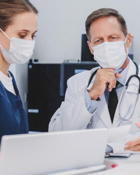 Trabajadores sanitarios en el hospital 