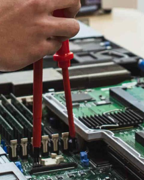 Informático trabajando con hardware.