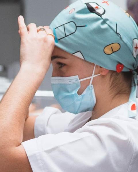 Estudiante de Farmacia y Parafarmacia haciendo prácticas