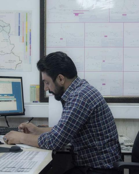 Hombre sentado frente al ordenador trabajando en una oficina