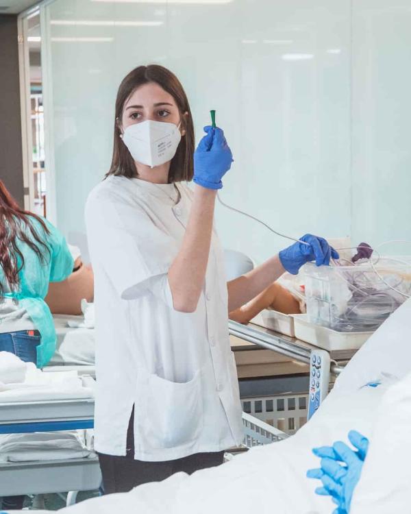 Alumna de Cuidados Auxiliares de Enfermería en una formación práctica.