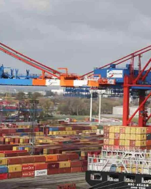 Grandes buques con contenedores en un puerto. Un ejemplo de salida profesionales para quienes deciden estudiar Transporte y Logística.