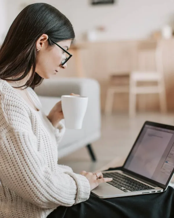 Chica escribiendo con un ordenador