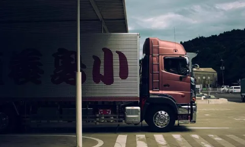 Camión transporta mercancía para ecommerce