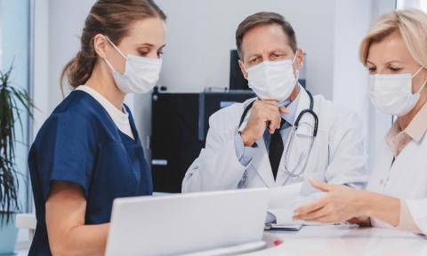 Trabajadores sanitarios en el hospital 