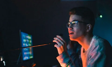 Alumno de Producción de Audiovisuales en el estudio.