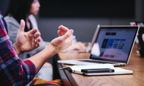 Consultores de marketing digital trabajan en su publicidad.