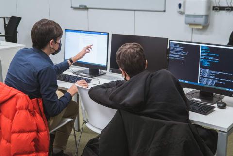 Alumnos en aula con ordenadores