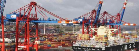 Grandes buques con contenedores en un puerto. Un ejemplo de salida profesionales para quienes deciden estudiar Transporte y Logística.