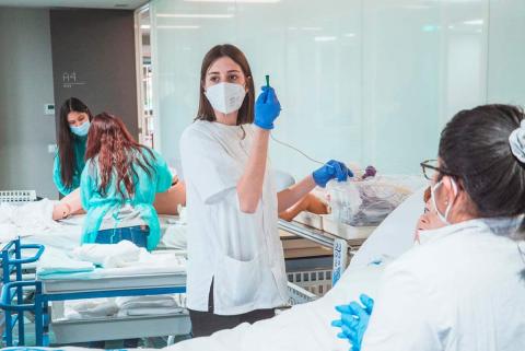 Qué Hace un Auxiliar de Enfermería en un Hospital? Explorando Funciones  Clave