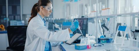 Mujer trabajando en un laboratorio cínico y biomédico