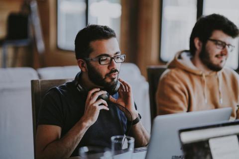 Chico en trabajo de data con ordenador