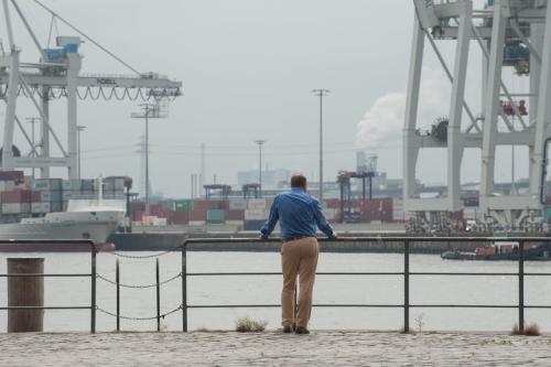 Técnico en transporte comercial internacional en un puerto