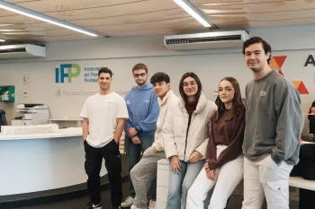 Un grupo de alumnos están en una sala de IFP