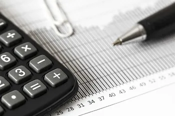 Calculadora y bolígrafo de estudiante de Administración y Finanzas