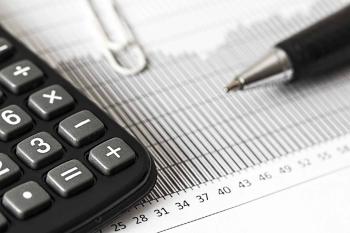 Calculadora y bolígrafo de estudiante de Administración y Finanzas